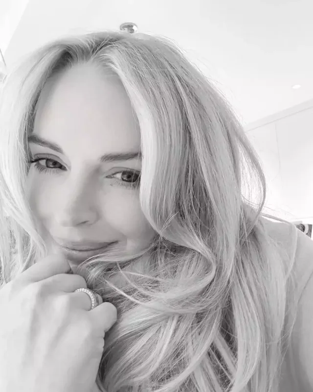 Fotoşop yoxsa plastik əməliyyat? - Lohanın fotoları müzakirə yaratdı