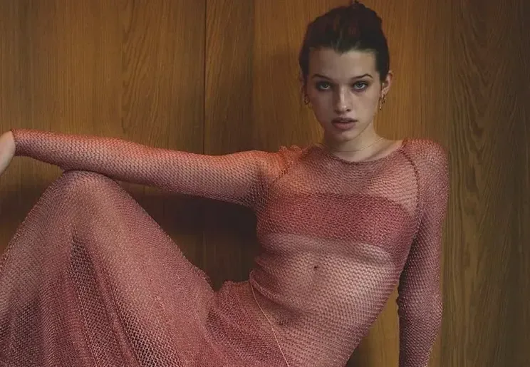 Mila Yovoviçin özünə bənzər qızı obyektiv qarşısında