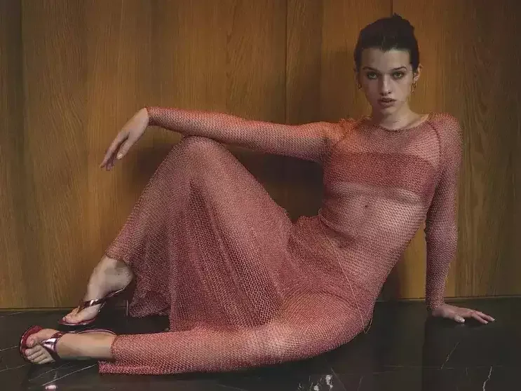 Mila Yovoviçin özünə bənzər qızı obyektiv qarşısında