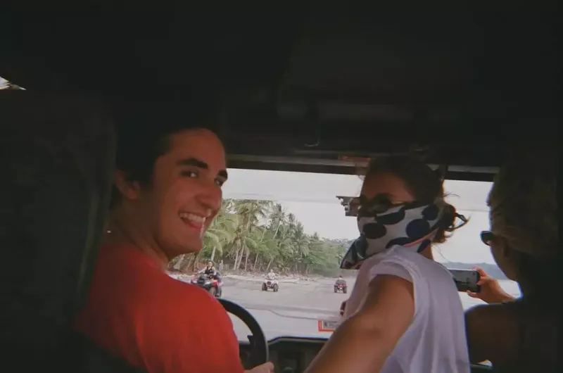 Klaudiya Şiferin qızı çimərlik geyimində bədənini nümayiş etdi