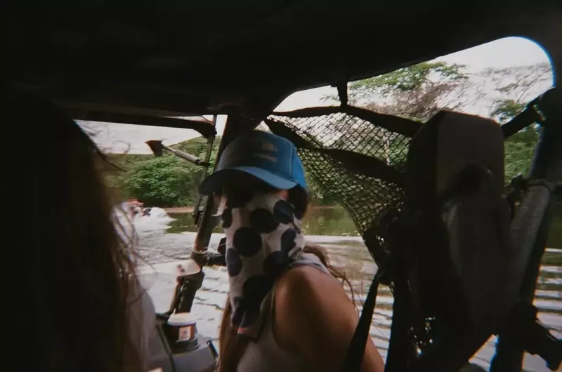 Klaudiya Şiferin qızı çimərlik geyimində bədənini nümayiş etdi