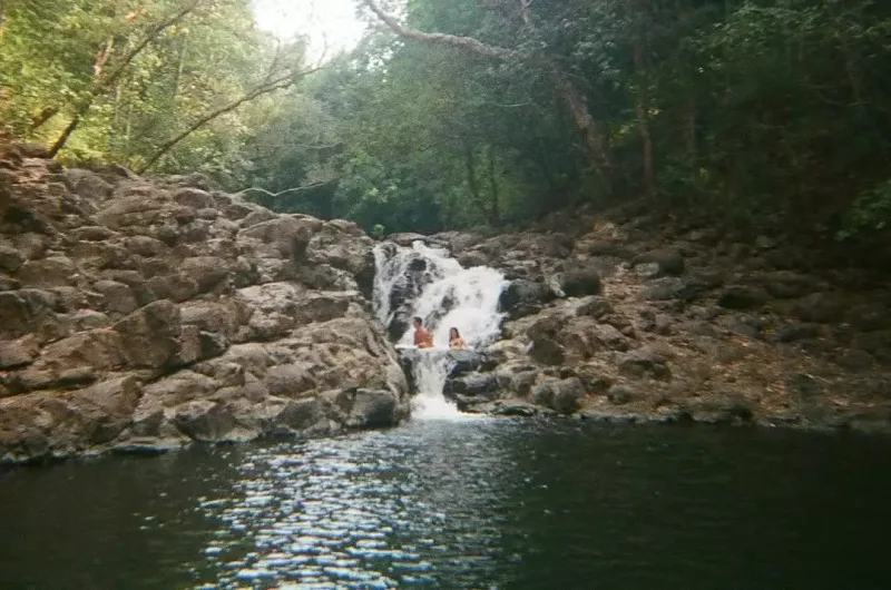 Klaudiya Şiferin qızı çimərlik geyimində bədənini nümayiş etdi