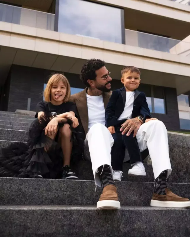 Sevgilisini Moskvada qoyan Timati uşaqları ilə Əbu-Dabiyə tətilə getdi