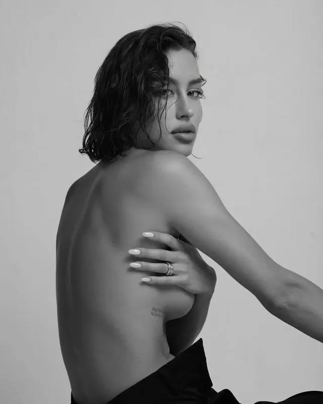 Timatinin sevgilisi yarıçılpaq fotolarını paylaşdı