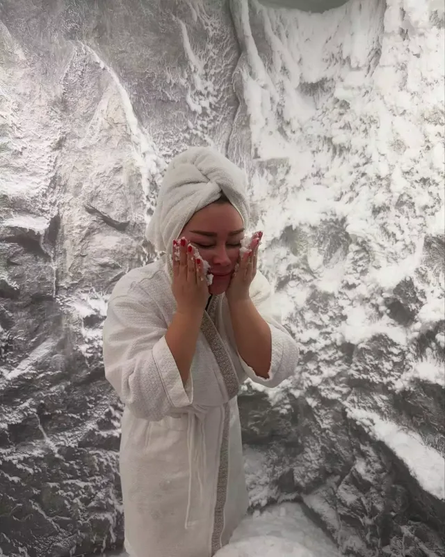 Xatirə hamamda fotolarını paylaşdı