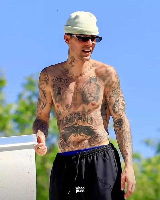 Castin bu dəfə yarıçılpaq halda görüntüləndi