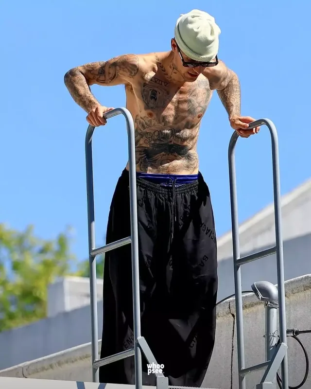 Castin bu dəfə yarıçılpaq halda görüntüləndi