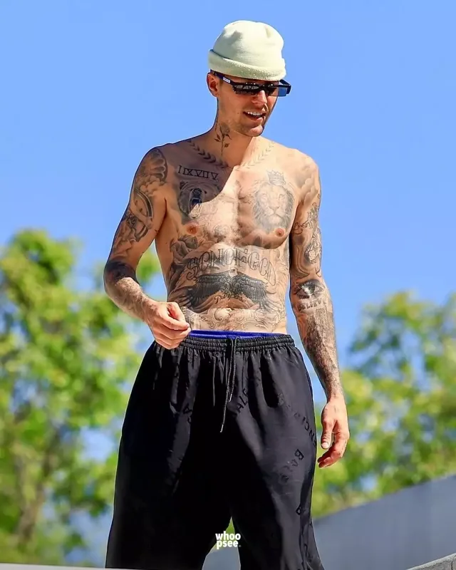 Castin bu dəfə yarıçılpaq halda görüntüləndi