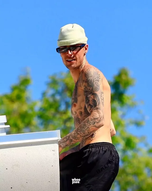 Castin bu dəfə yarıçılpaq halda görüntüləndi