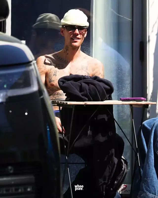 Castin bu dəfə yarıçılpaq halda görüntüləndi