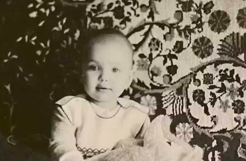 İrina Şeykin uşaqlıq fotosu ilə yeni dərgini bəzədi