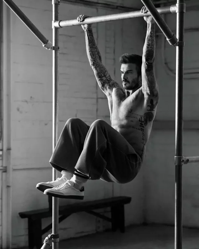 Bekham yarıçılpaq halda obyektiv qarşısında