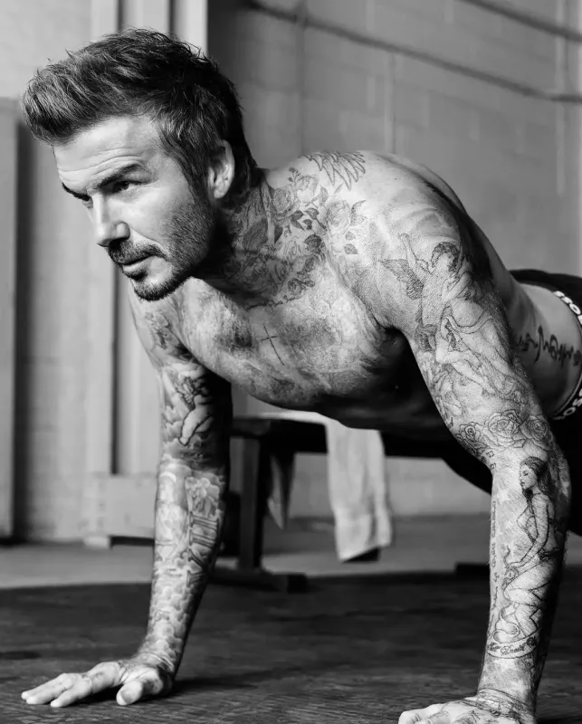 Bekham yarıçılpaq halda obyektiv qarşısında