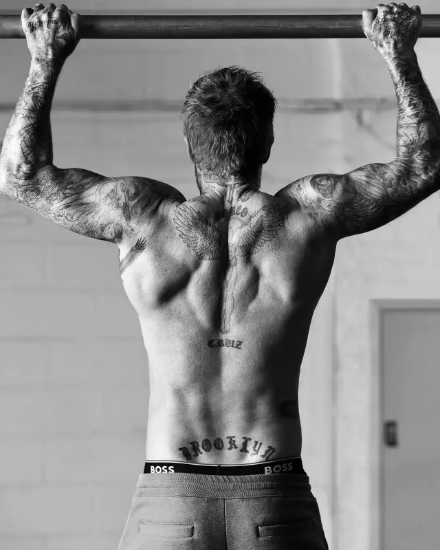 Bekham yarıçılpaq halda obyektiv qarşısında