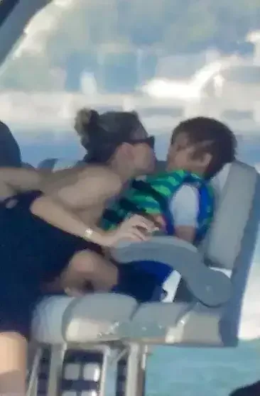 İqlesias arvadı və uşaqları ilə Mayamidə dincəlir