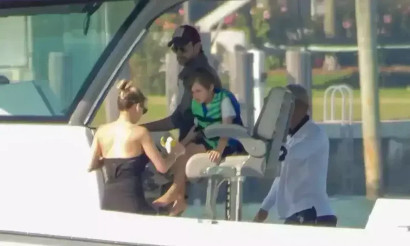 İqlesias arvadı və uşaqları ilə Mayamidə dincəlir