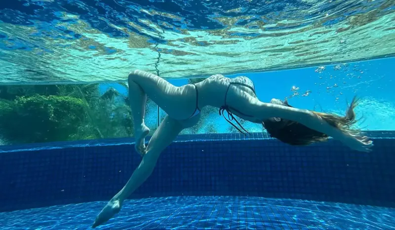 Suyun altından görüntüsünü paylaşdı