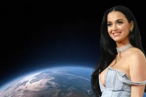 Keti Perri kosmosa gedir