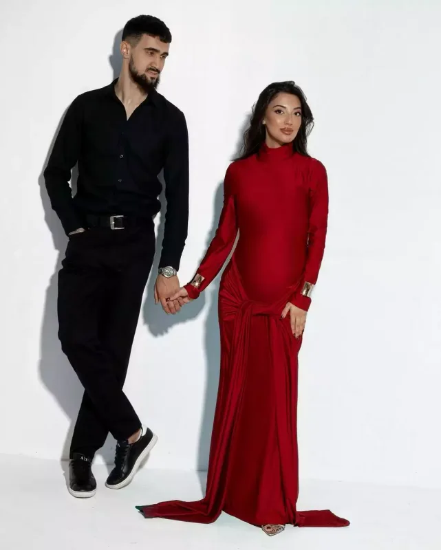 “Qarabağ”ın futbolçusu hamilə xanımı və qızı ilə obyektiv qarşısında