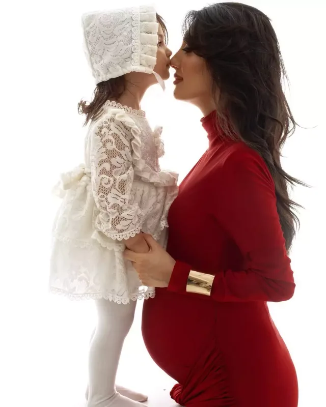 “Qarabağ”ın futbolçusu hamilə xanımı və qızı ilə obyektiv qarşısında