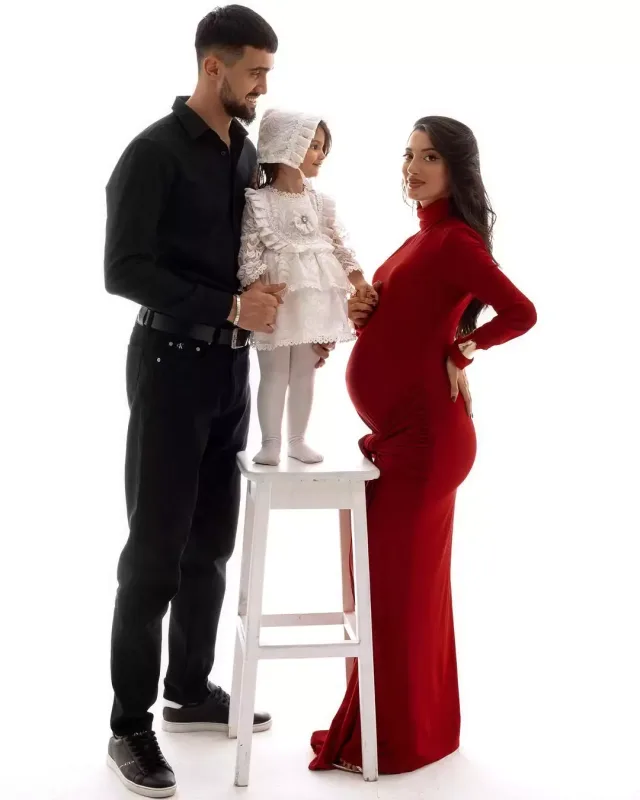 “Qarabağ”ın futbolçusu hamilə xanımı və qızı ilə obyektiv qarşısında