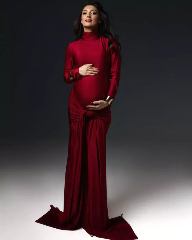 “Qarabağ”ın futbolçusu hamilə xanımı və qızı ilə obyektiv qarşısında