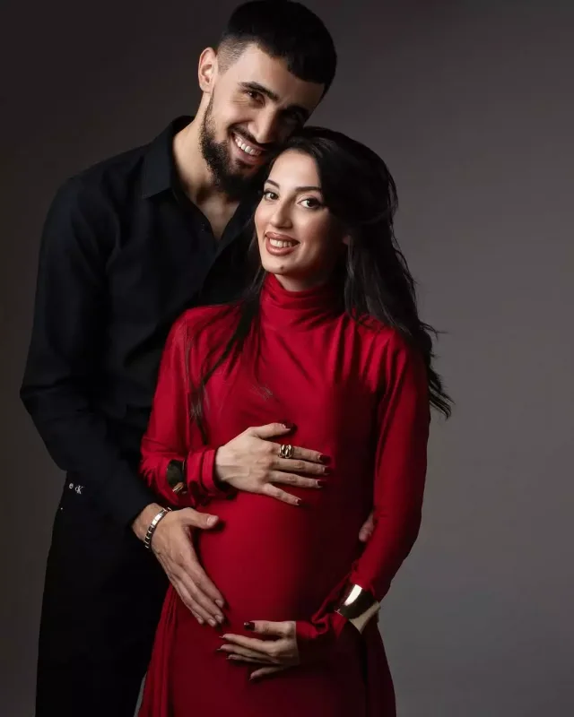 “Qarabağ”ın futbolçusu hamilə xanımı və qızı ilə obyektiv qarşısında