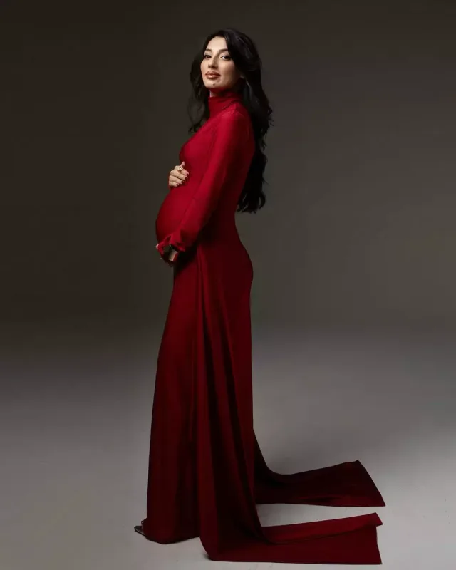 “Qarabağ”ın futbolçusu hamilə xanımı və qızı ilə obyektiv qarşısında