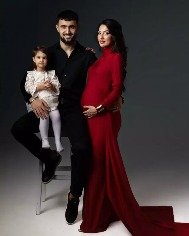 “Qarabağ”ın futbolçusu hamilə xanımı və qızı ilə obyektiv qarşısında