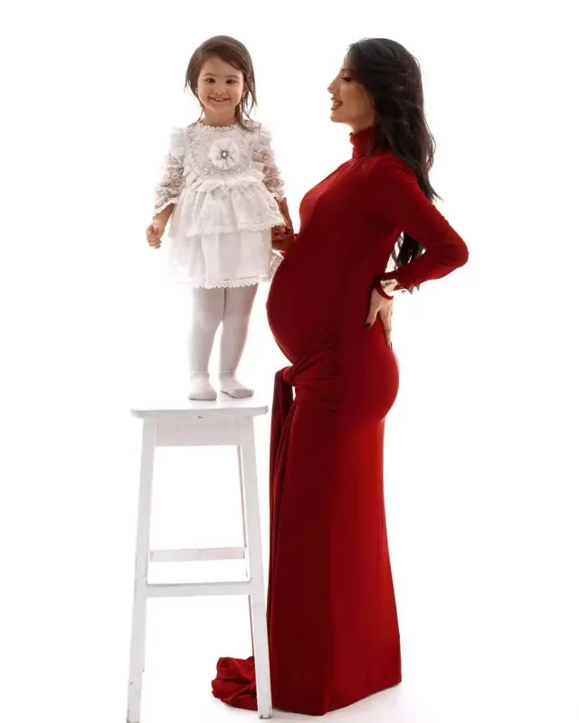 “Qarabağ”ın futbolçusu hamilə xanımı və qızı ilə obyektiv qarşısında