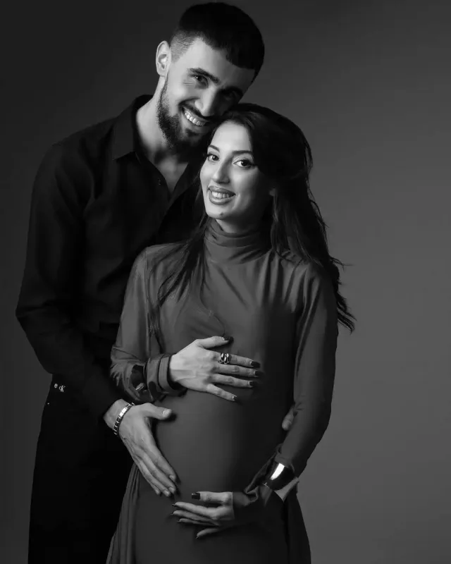 “Qarabağ”ın futbolçusu hamilə xanımı və qızı ilə obyektiv qarşısında