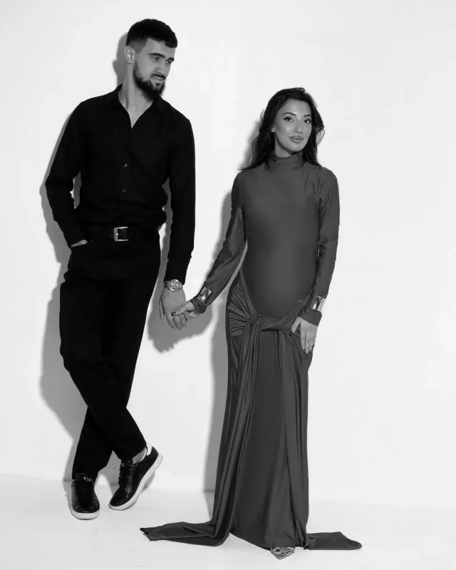 “Qarabağ”ın futbolçusu hamilə xanımı və qızı ilə obyektiv qarşısında