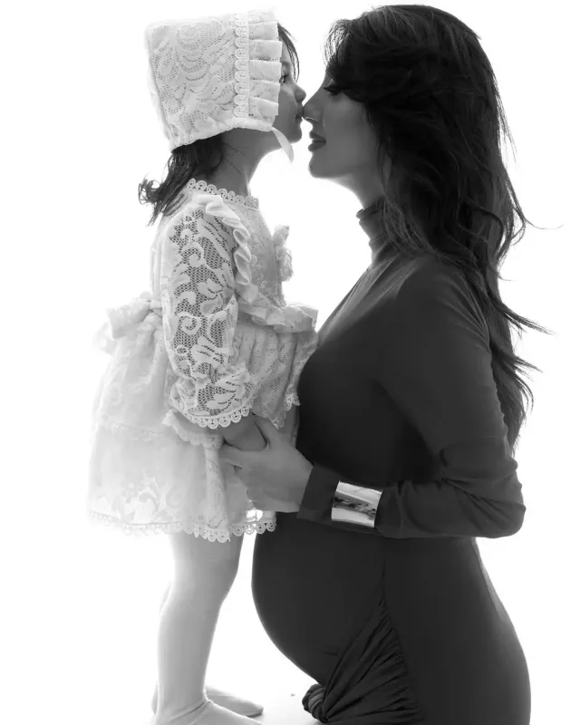 “Qarabağ”ın futbolçusu hamilə xanımı və qızı ilə obyektiv qarşısında