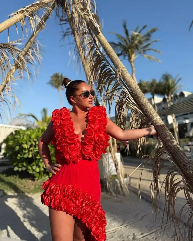 Xatirənin açıq-saçıq geyimini tənqid etdilər