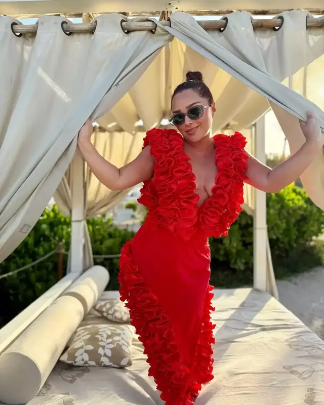 Xatirənin açıq-saçıq geyimini tənqid etdilər