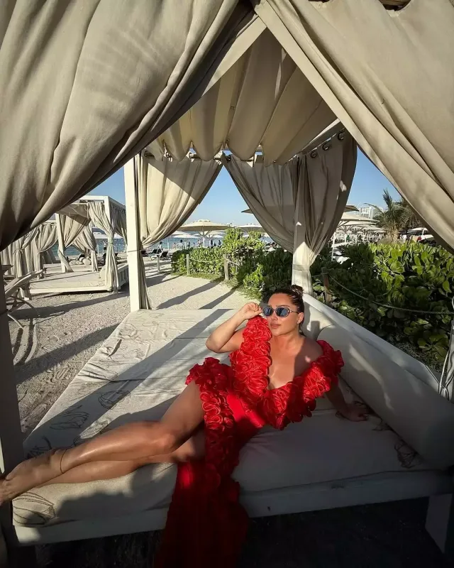 Xatirənin açıq-saçıq geyimini tənqid etdilər