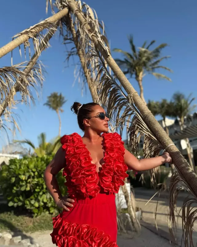 Xatirənin açıq-saçıq geyimini tənqid etdilər