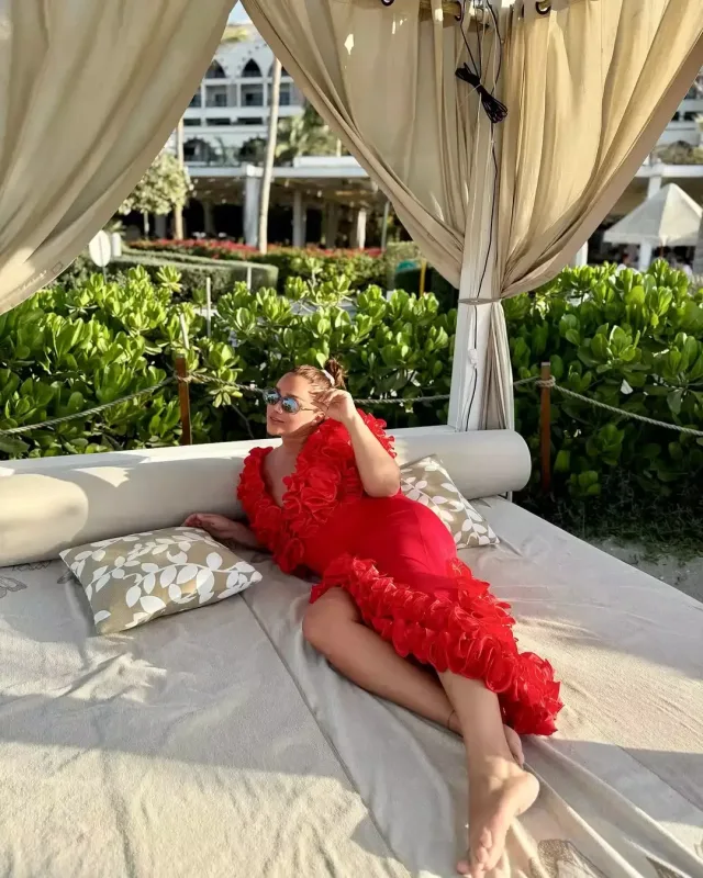 Xatirənin açıq-saçıq geyimini tənqid etdilər