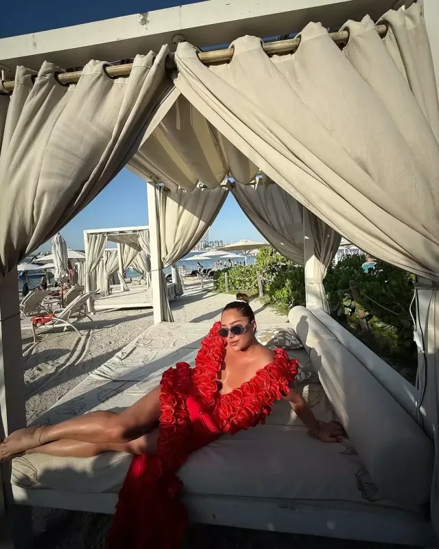 Xatirənin açıq-saçıq geyimini tənqid etdilər