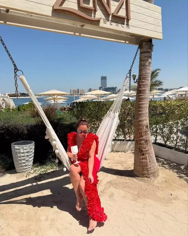 Xatirənin açıq-saçıq geyimini tənqid etdilər