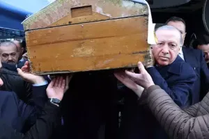 Ərdoğan 47 illik dostunun tabutunu daşıdı - VIDEO