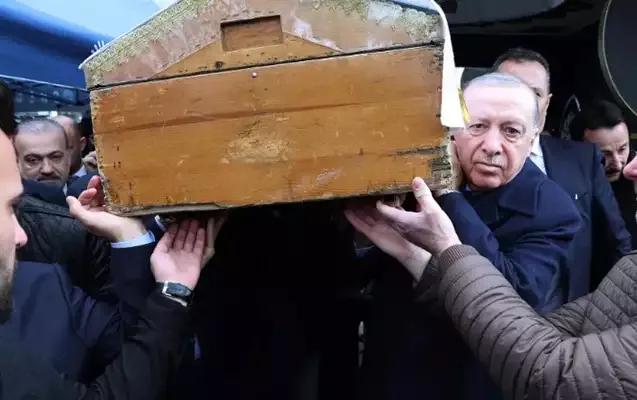 Ərdoğan 47 illik dostunun tabutunu daşıdı - VIDEO