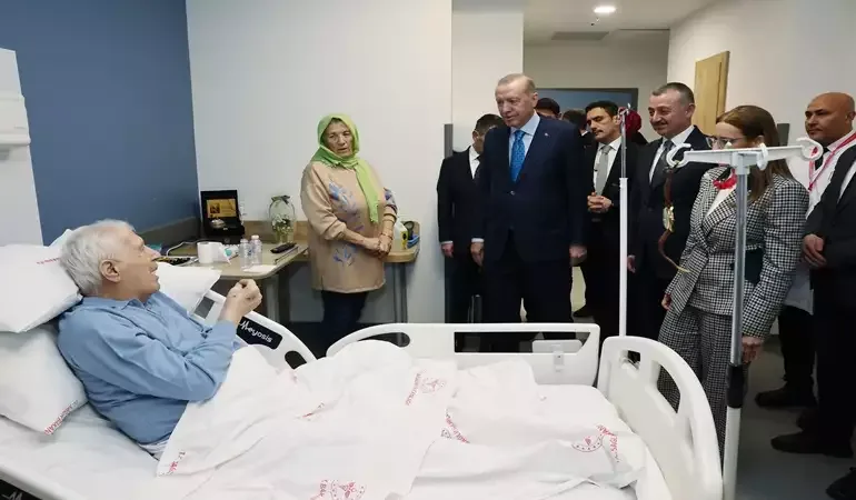 Ərdoğan 47 illik dostunun tabutunu daşıdı - VIDEO