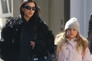 İrina Şeyk qızı ilə küçədə dilənən qadına pul verdi