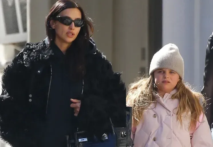 İrina Şeyk qızı ilə küçədə dilənən qadına pul verdi