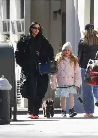 İrina Şeyk qızı ilə küçədə dilənən qadına pul verdi