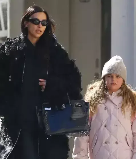 İrina Şeyk qızı ilə küçədə dilənən qadına pul verdi