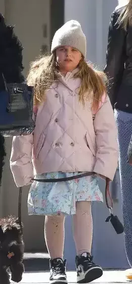 İrina Şeyk qızı ilə küçədə dilənən qadına pul verdi