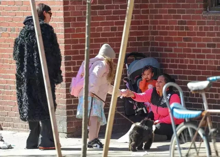 İrina Şeyk qızı ilə küçədə dilənən qadına pul verdi