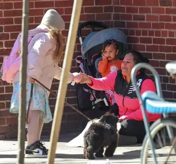 İrina Şeyk qızı ilə küçədə dilənən qadına pul verdi